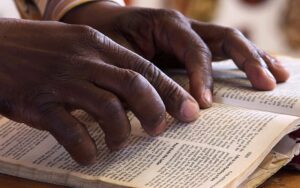 CRISTIANOS DISPUESTOS A DAR SU VIDA POR UNA COPIA DE LA BIBLIA