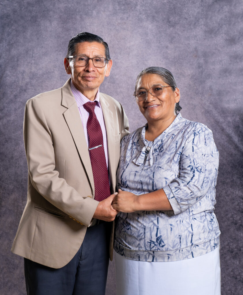Han pasado los años, pero el pastor Ceferino y su esposa Nery siguen sirviendo al Señor.