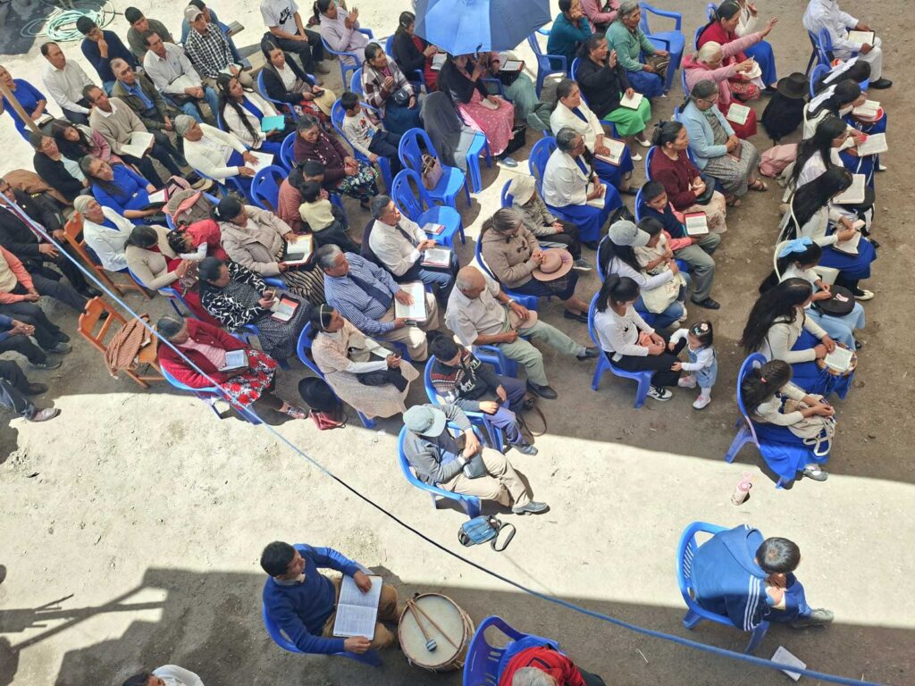 Las distancias e inclemencias del clima no impiden a nuestros hermanos de habla quechua llegar a la iglesia.
